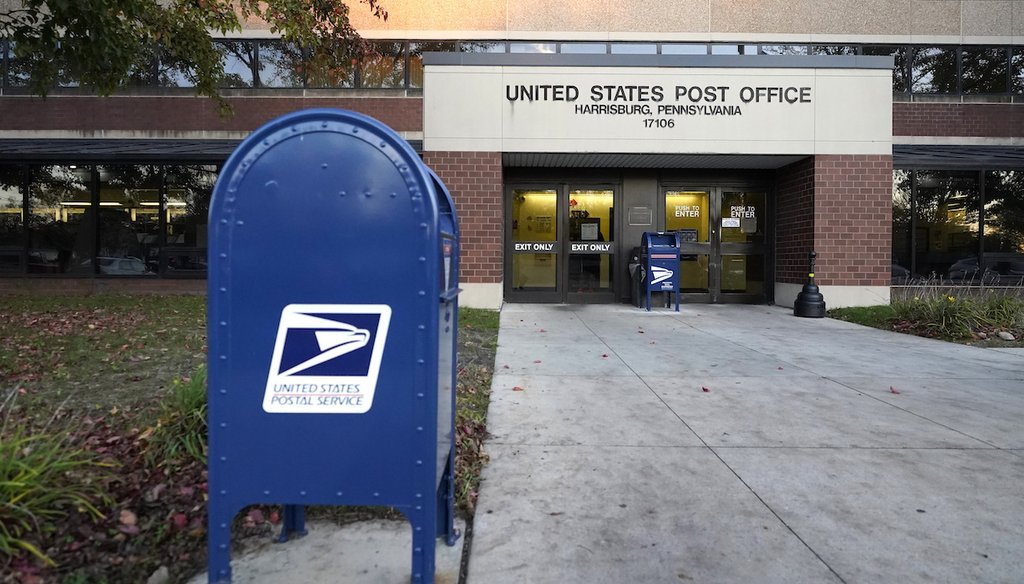 Un buzón de correo afuera de una oficina de correos  en Harrisburg, Pensilvania el 3 de noviembre de 2020. (AP)