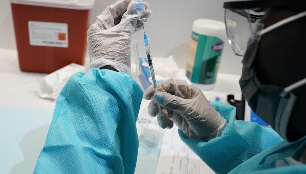 A health care worker fills a syringe with the Pfizer COVID-19 vaccine. July 22, 2021 (AP)