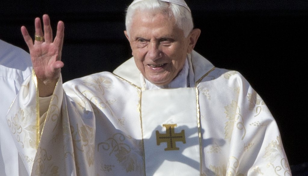 El papa emérito Benedicto XVI  llega a la Plaza de San Pedro en el Vaticano el 19 de octubre de 2014. (AP)