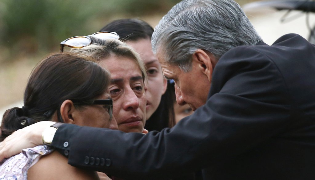 El arzobispo de San Antonio, Gustavo Garcia-Siller, consola a familias fuera del Centro Cívico después del tiroteo en la escuela primaria Robb en Uvalde, Texas, 24 mayo de 2022. (AP)
