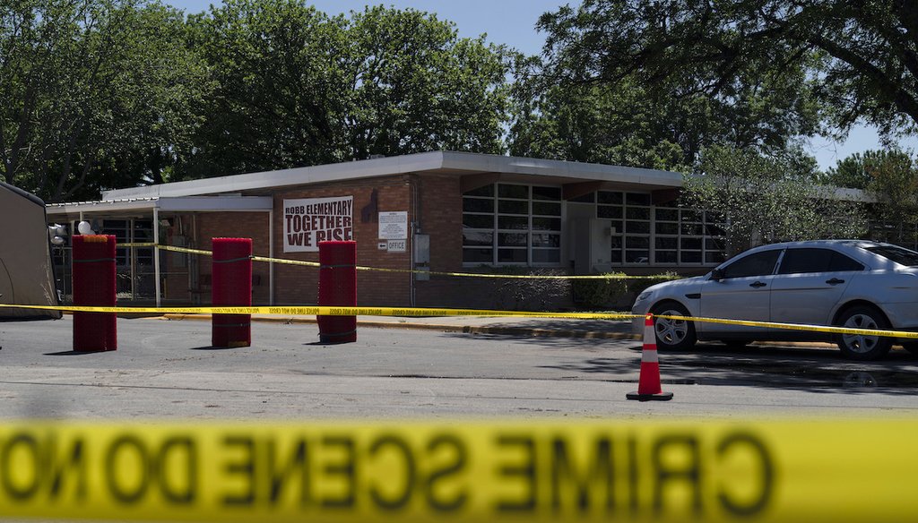 Cinta amarilla rodea la escena del crimen en Robb Elementary School en Uvalde, Texas, 25 mayo de 2022. (AP)