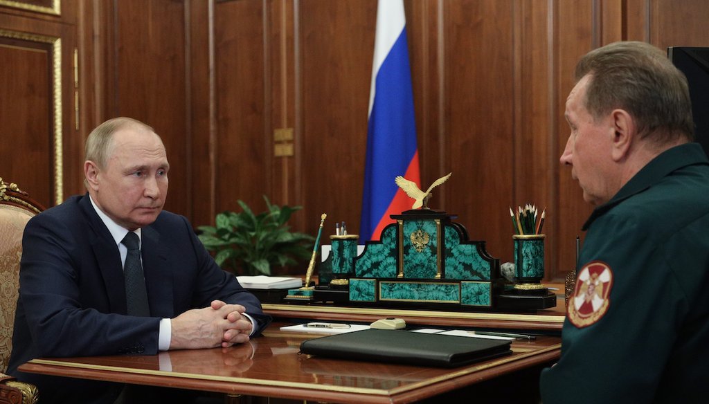 El Presidente de Rusia Vladimir Putin se reúne con el Comandante de la Guardia Nacional Viktor Zolotov, el 30 de agosto de 2022. (AP)