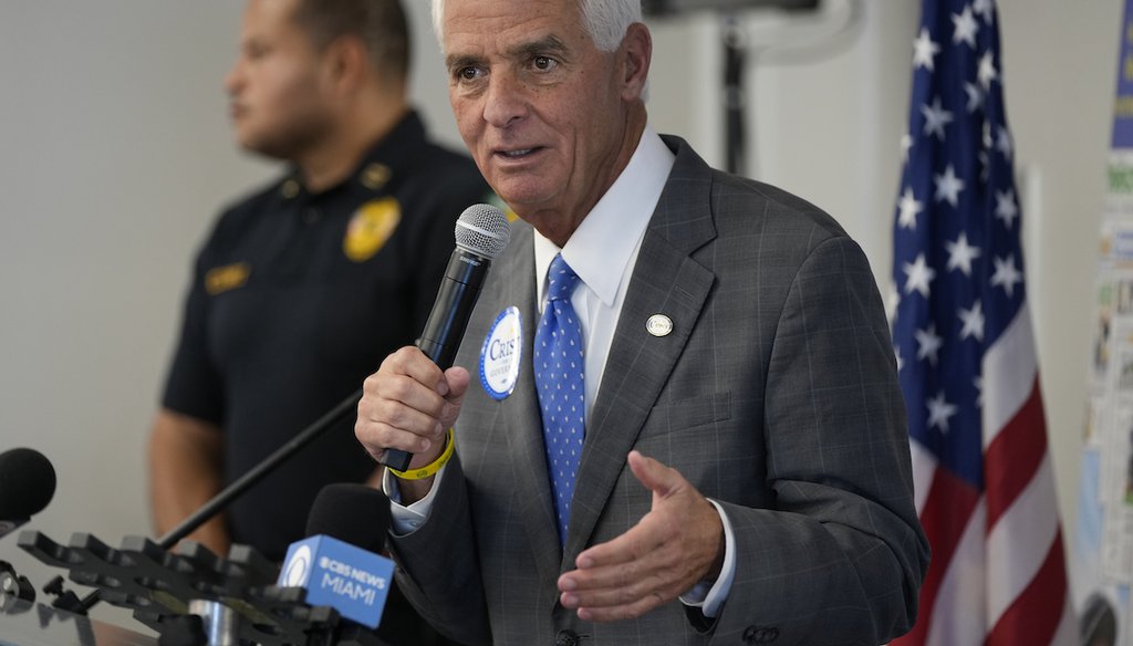 Charlie Crist, candidato demócrata a gobernador de Florida, habla durante un evento de campaña en Pinecrest, Florida, el 17 de octubre de 2022. (AP)