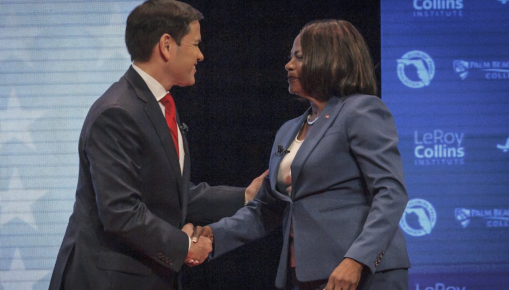 El senador republicano Marco Rubio y la congresista democrata Val Demings se saludan antes de un debate televisado en el Teatro Duncan en el campus de Palm Beach State College en el condado de Palm Beach, Florida, 18 de octubre de 2022. (AP)