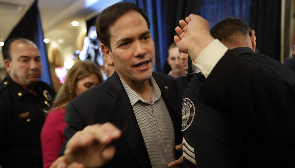 El senador Marco Rubio saluda a sus partidarios en una reunión de campaña junto con otros políticos y candidatos republicanos de Florida que se postulan para las elecciones de 2022, en West Miami, Florida, 19 de octubre de 2022. (AP)