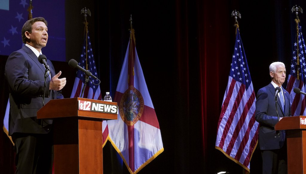 El gobernador republicano de Florida, Ron DeSantis, a la izquierda, habla durante un debate con su oponente demócrata Charlie Crist en Fort Pierce, Florida, el 24 de octubre de 2022. (AP)