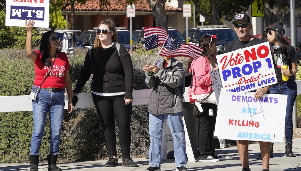 Manifestantes en contra de la Proposición 1, afuera de un evento del Gobernador de California Gavin Newsom el 6 de noviembre del 2022. (AP)