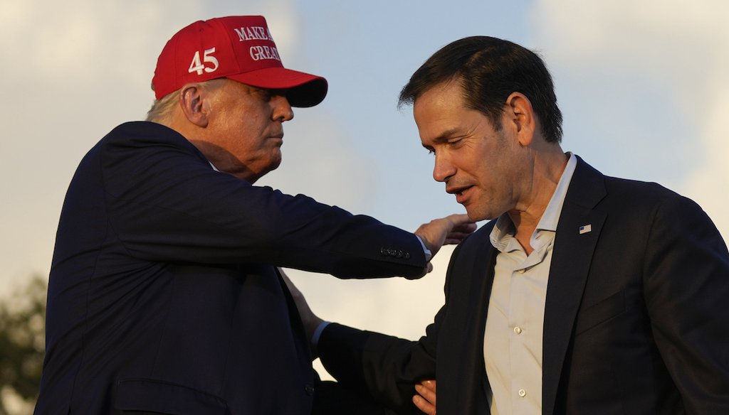 El expresidente Donald Trump y el senador Marco Rubio, republicano de Florida, durante un evento de campaña, 6 de noviembre de 2022, en Miami. (AP)