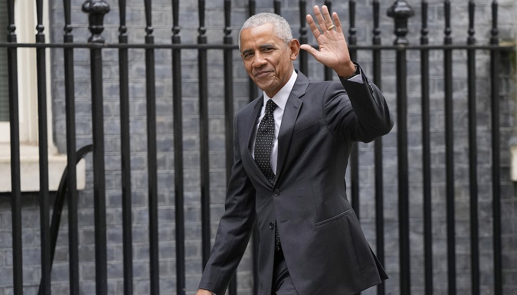 El expresidente estadounidense Barack Obama saluda cuando llega para una visita de cortesía al número 10 de Downing Street en Londres, el 18 de marzo de 2024.