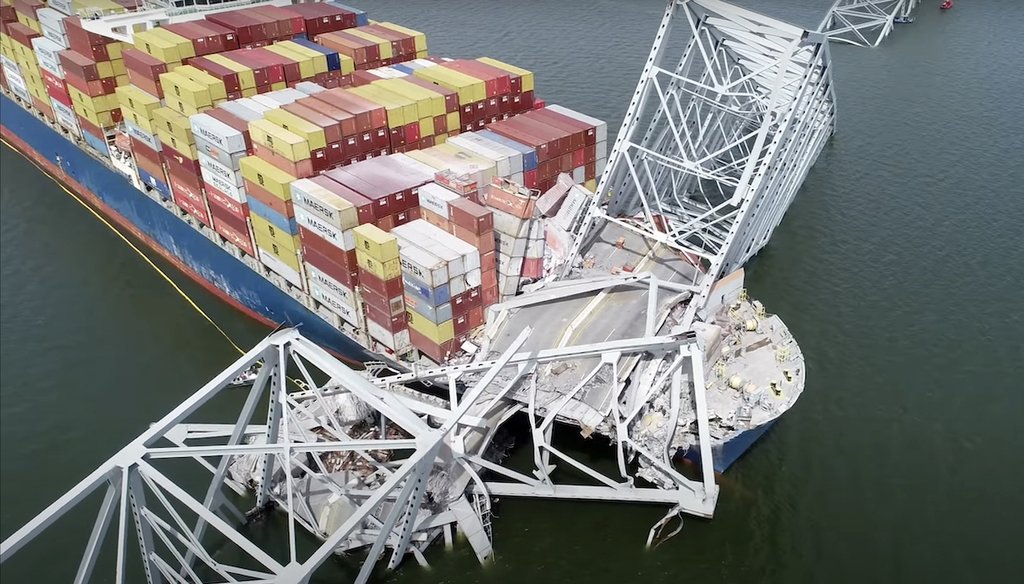 Imagen tomada de un video difundido por la Junta Nacional de Transporte y Seguridad, el carguero Dali queda atrapado bajo parte de la estructura del puente Francis Scott Key después de que el barco chocara contra el puente el 26 de marzo de 2024. (AP)