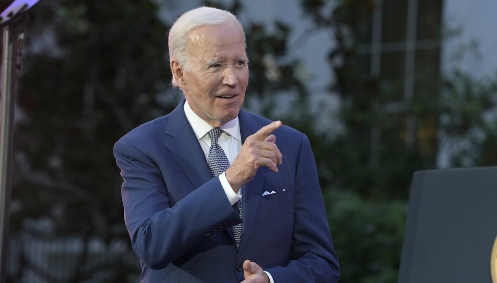El presidente Joe Biden reacciona antes de hablar antes de una proyección de la película "Flamin' Hot", el 15 de junio de 2023 en el Jardín Sur de la Casa Blanca en Washington. (AP)