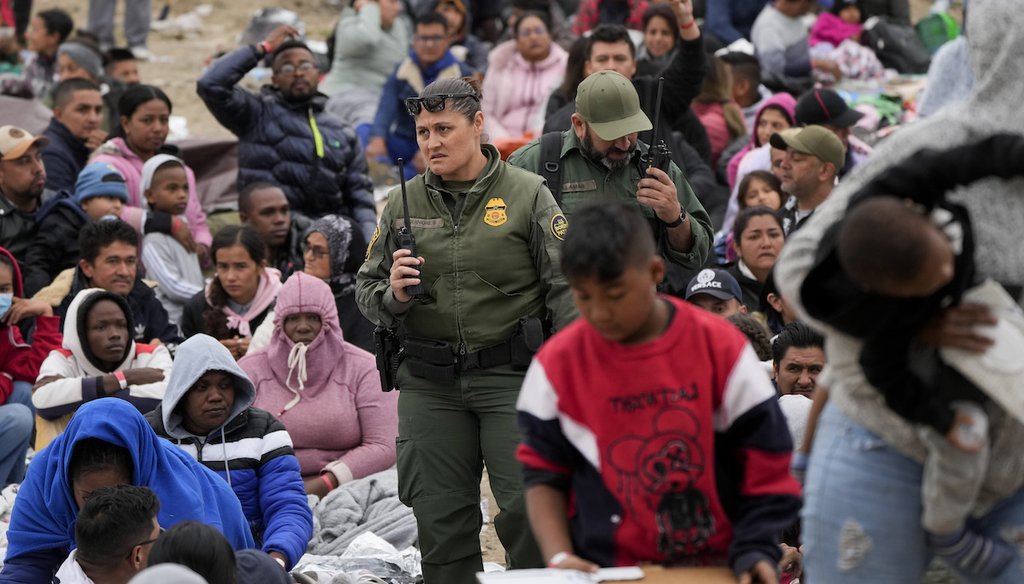 La Patrulla Fronteriza de Estados Unidos camina entre un grupo de migrantes que han esperado por dos días para pedir asilo el 12 de mayo de 2023. (AP)
