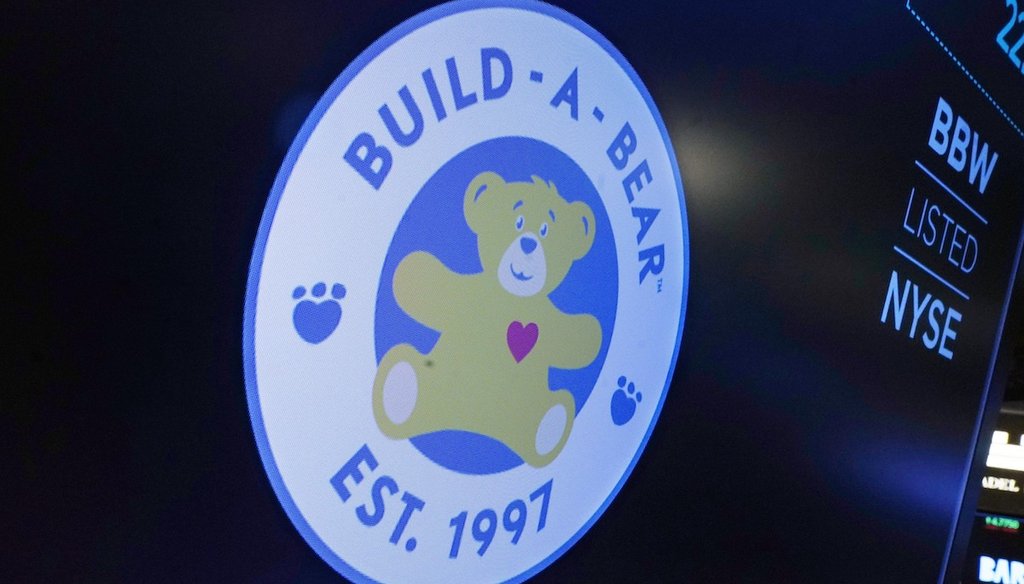 El logotipo de Build-A-Bear Workshop aparece sobre un puesto de negociación en el parqué de la Bolsa de Nueva York, el 1 de diciembre de 2021. (AP)