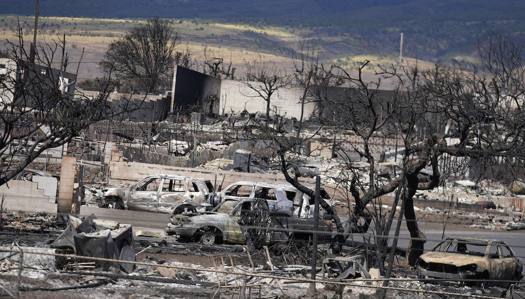 Casas y vehículos destruidos en un vecindario el 13 de agosto de 2023, en Lahaina, Hawai, tras un mortífero incendio forestal que causó graves daños días antes. (AP)