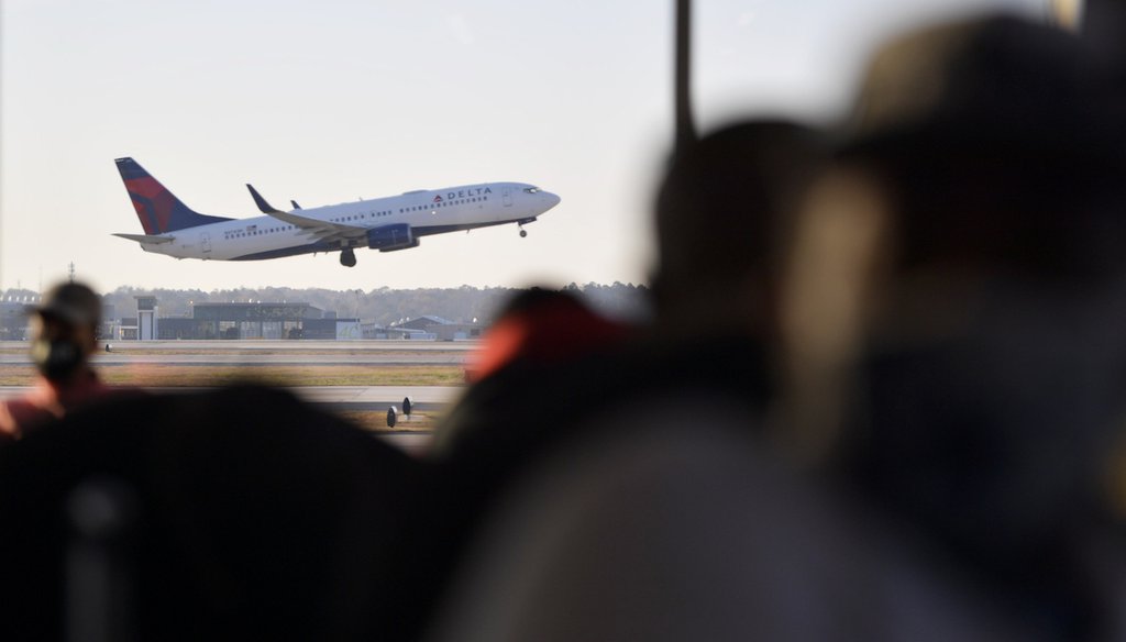 Un avión de Delta Airlines despega mientras los pasajeros esperan el proceso de embarque, el 2 de diciembre de 2021, en el Aeropuerto Internacional Hartsfield-Jackson de Atlanta, en Atlanta. (AP)