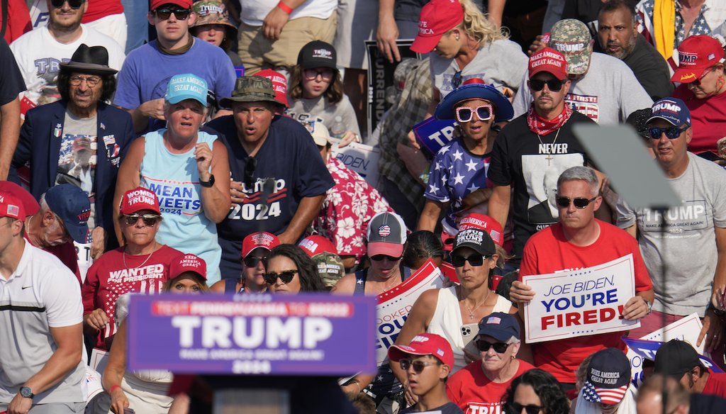 La multitud reacciona mientras agentes del Servicio Secreto de Estados Unidos rodean al candidato presidencial republicano, el expresidente Donald Trump, en un acto de campaña en Butler, Pensilvania, el 13 de julio de 2024. (AP)