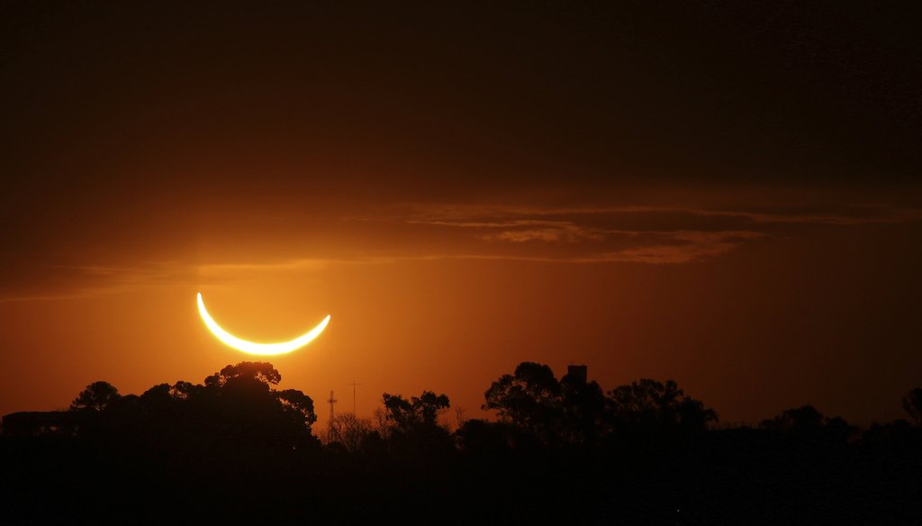 Imagen de un eclipse solar total en Buenos Aires, Argentina, el martes 2 de julio de 2019. Los pueblos a lo largo de la trayectoria del eclipse solar total de abril 2024 se preparan para grandes multitudes que planean verlo en América del Norte. (AP)