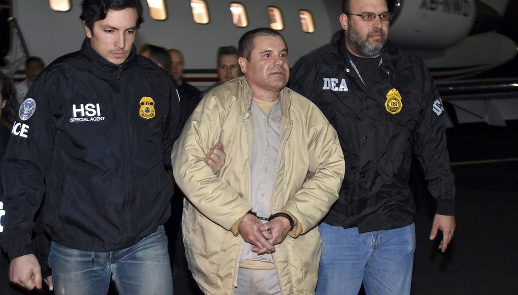 Agentes escoltan a Joaquín "El Chapo" Guzmán a su llegada en avión para ser trasladado en una furgoneta en el aeropuerto MacArthur de Long Island, en Ronkonkoma, Nueva York, el 19 de enero de 2017. (AP)