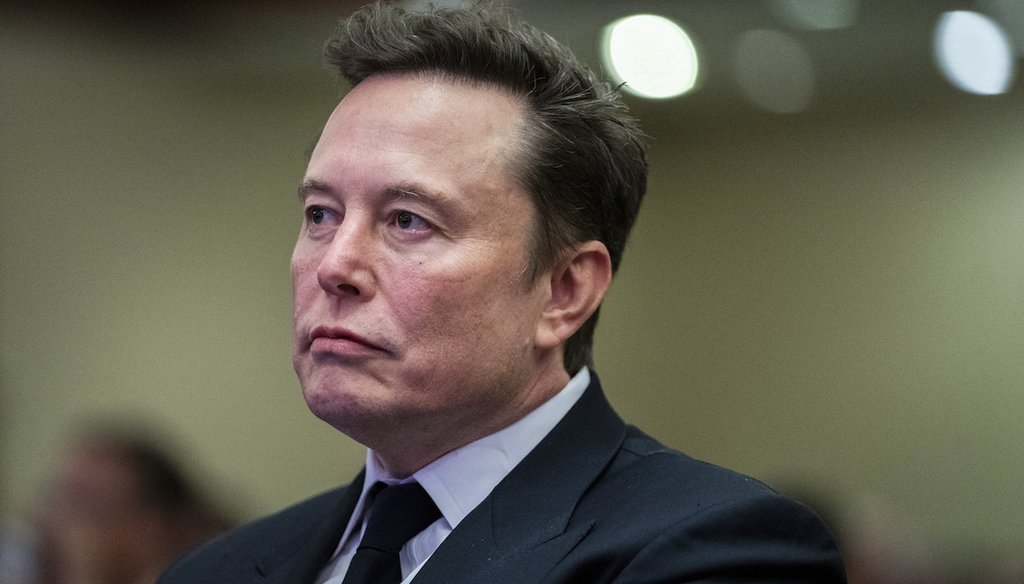 Elon Musk escucha mientras el presidente electo Donald Trump habla durante una reunión con la conferencia del Partido Republicano en la Cámara de Representantes, el 13 de noviembre, en Washington. (AP)