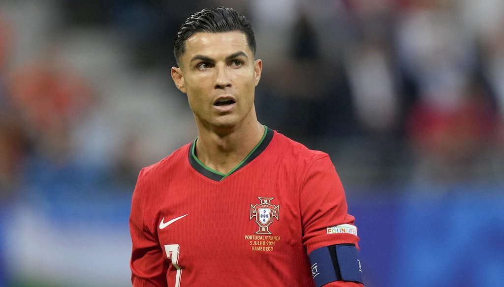 El futbolista portugués Cristiano Ronaldo camina por el campo durante un partido de cuartos de final entre Portugal y Francia en el torneo de fútbol Euro 2024 en Hamburgo, Alemania, el 5 de julio de 2024. (AP)