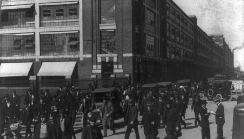 Employees leaving the Ford Motor Co. factory in Detroit, circa 1916. (Library of Congress)