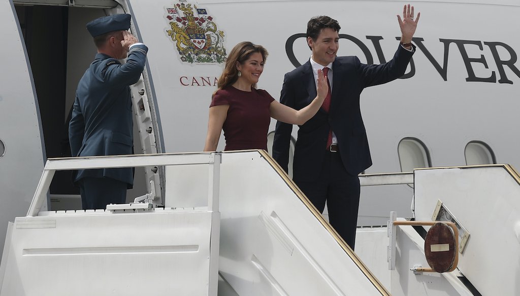 Canada's Prime Minister Justin Trudeau and wife Sophie Grégoire-Trudeau wave after arriving at the G20 Summit in Buenos Aires, Argentina, Nov. 29, 2018 (AP)