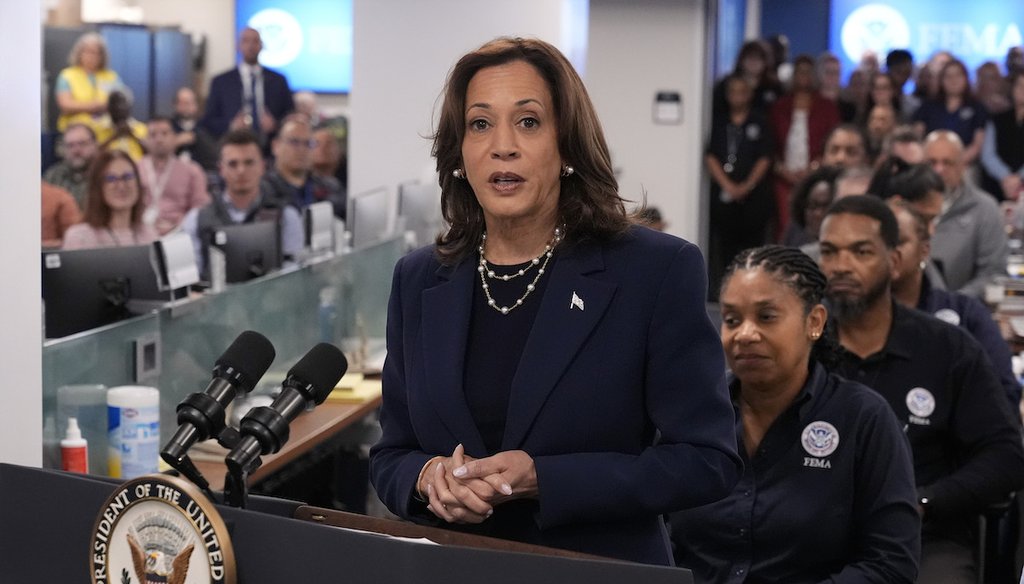 La candidata presidencial demócrata Kamala Harris habla en la sede de FEMA, el 30 de septiembre de 2024, en Washington. (AP)