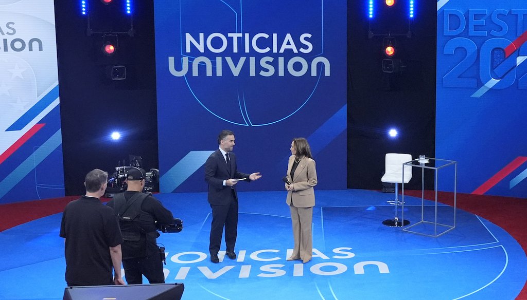 La candidata presidencial demócrata Kamala Harris, a la derecha, y el moderador Enrique Acevedo, de pie durante el descanso de una audiencia pública organizada por Univision Noticias, el 10 de octubre de 2024, en la Universidad de Nevada Las Vegas. (AP)