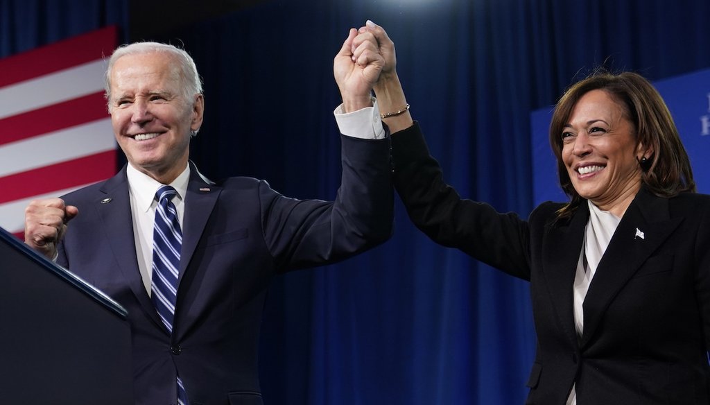 El presidente Joe Biden, a la izquierda, y la vicepresidenta Kamala Harris en el escenario durante la reunión de invierno del Comité Nacional Demócrata, el 3 de febrero de 2023, en Filadelfia, Pensilvania. (AP)