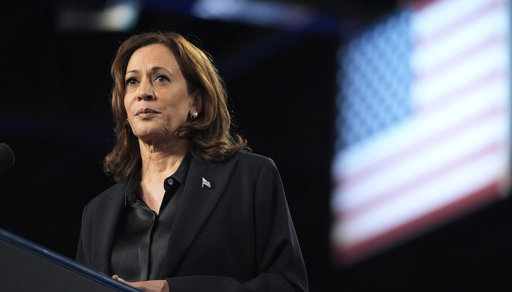 La candidata presidencial demócrata Kamala Harris habla durante un mitin en el Dort Financial Center en Flint, Michigan, el 4 de octubre de 2024. (AP)