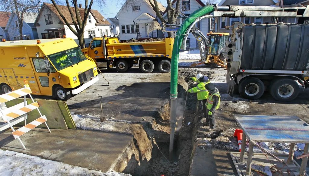 Milwaukee Public Works Department crews repair a break in the city-owned section of a lead service lateral in the 2100 block of S. 14th St. in 2016. (Angela Peterson/Milwaukee Journal Sentinel).