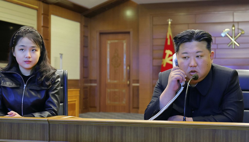 En esta imagen, distribuida por el gobierno de Corea del Norte, se muestra al líder, Kim Jong Un (derecha), y a su hija (izquierda) observando lo que dice son lanzamientos de misiles de crucero desde el destructor Choe Hyon, el 10 de marzo de 2026 (AP)