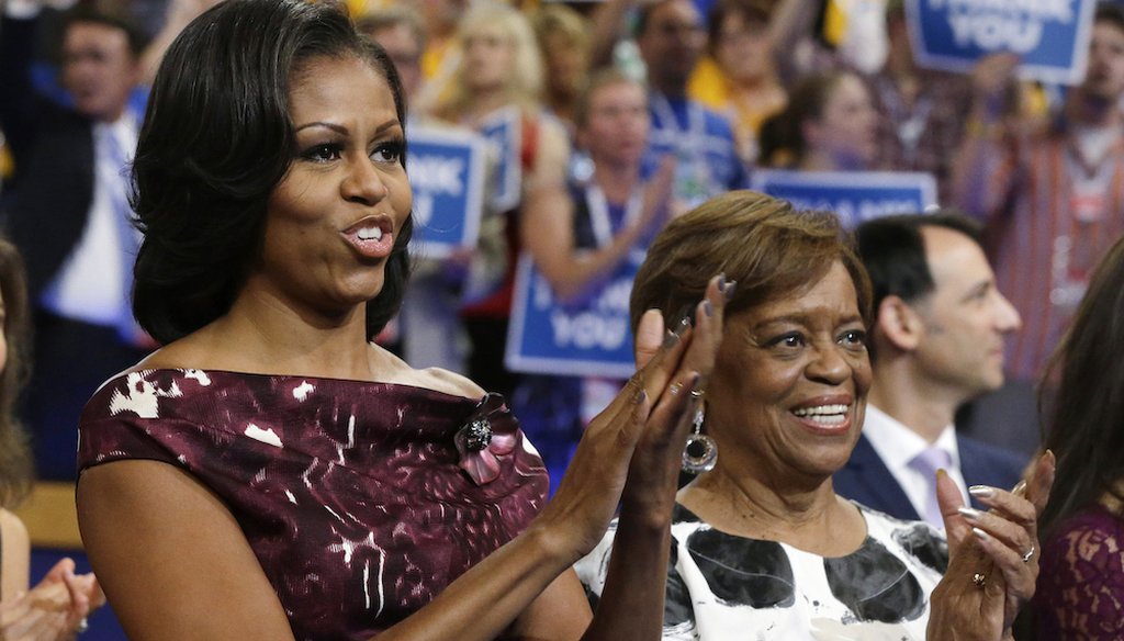 La ex primera dama Michelle Obama, a la izquierda, y su madre Marian McGillicuddy Robinson en la Convención Nacional Demócrata en Charlotte, Carolina del Norte, el 6 de septiembre de 2012. (AP)