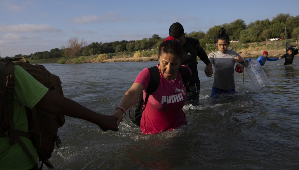 Migrantes cruzan el Río Bravo en Piedras Negras, México, hacia Eagle Pass, Texas, el viernes 22 de septiembre de 2023. (AP)
