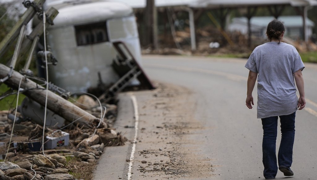 Una mujer camina hacia su casa dañada tras el paso del huracán Helene, el 3 de octubre de 2024, en Pensacola, Carolina del Norte. (AP)