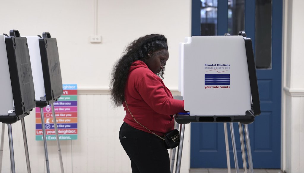 Una votante deposita su voto el día de las elecciones en la Iglesia de Nuestro Salvador, el 5 de noviembre, en el barrio de Mount Auburn de Cincinnati, Ohio. (AP)