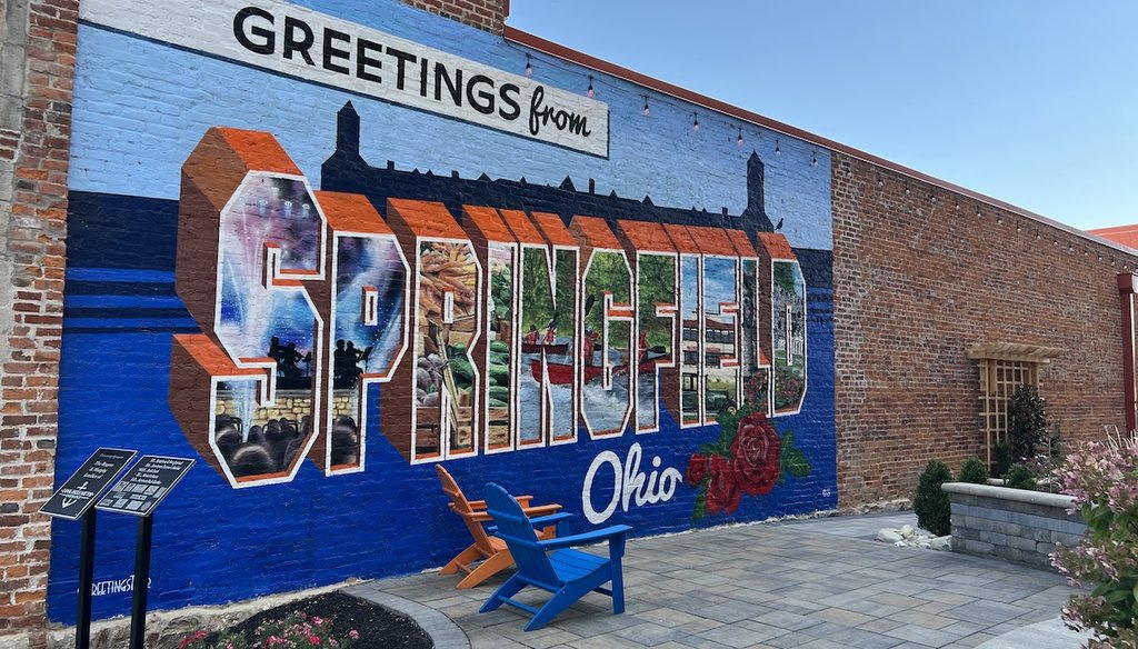 Un mural en Springfield, Ohio, en el centro del debate nacional sobre inmigración, el 12 de septiembre de 2024. (María Ramírez Uribe/ PolitiFact)