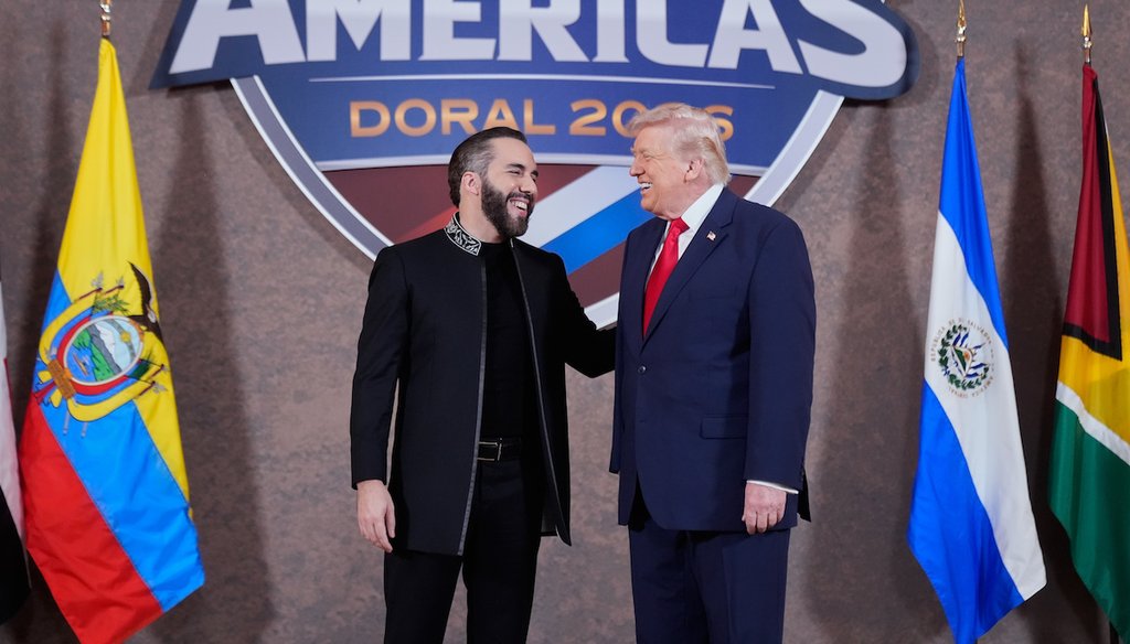 El presidente de El Salvador, Nayib Bukele, saluda al presidente Donald Trump en la Cumbre Escudo de las Américas, el 7 de marzo de 2026, en el Trump National Doral Miami en Doral, Florida. (AP)