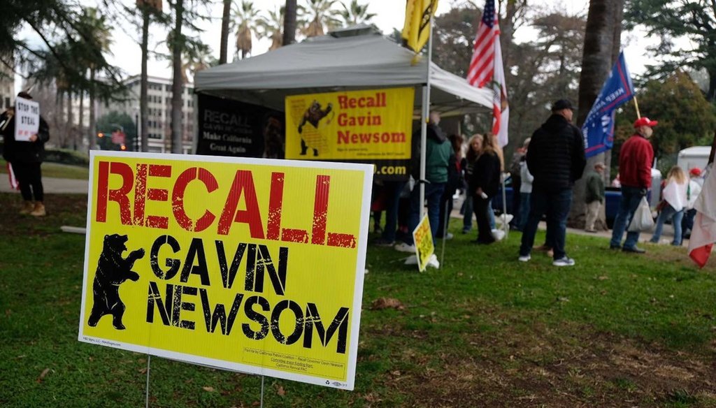 A sign promotes recalling Gov. Gavin Newsom at a Jan. 6 rally of Trump supporters at the California Capitol. Andrew Nixon / CapRadio