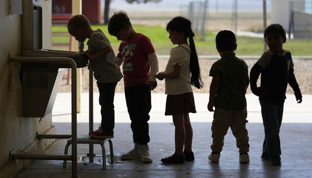 Niños hacen cola para beber agua de una fuente dentro de la Escuela Primaria Cuyama, 20 de septiembre de 2023, en Nueva Cuyama, California (AP).