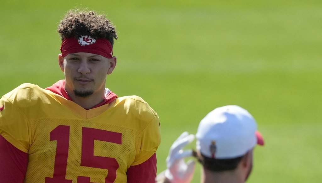 Kansas City Chiefs quarterback Patrick Mahomes (15) talks with tight end Anthony Firkser (85) during an NFL football practice, Feb. 5, 2025, in New Orleans, ahead of Super Bowl 59 against the Philadelphia Eagles. (AP)