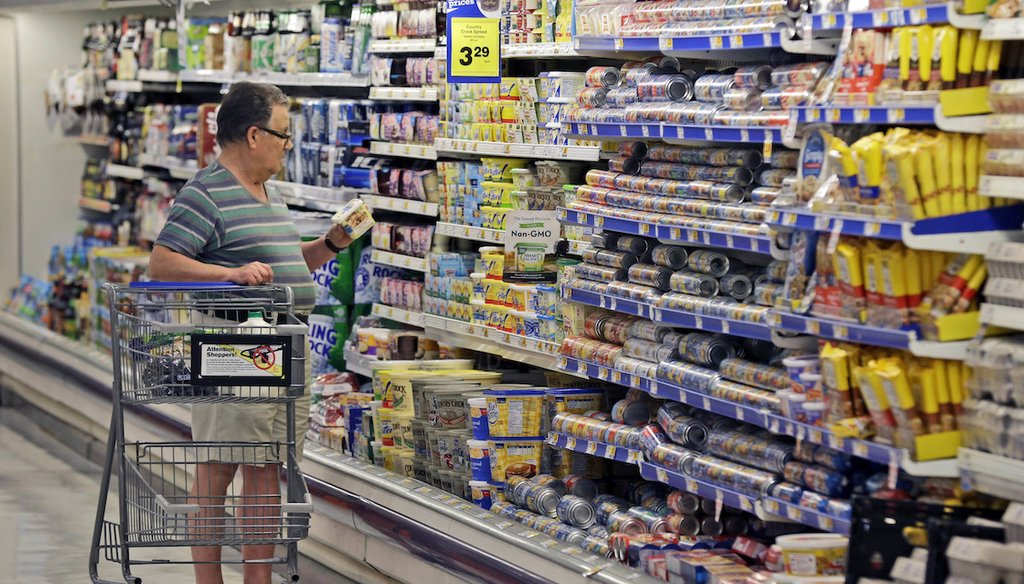 Un comprador mira un artículo en la sección de lácteos en el supermercado Kroger,  el 17 de junio de 2014 en Richardson, Texas. (AP)