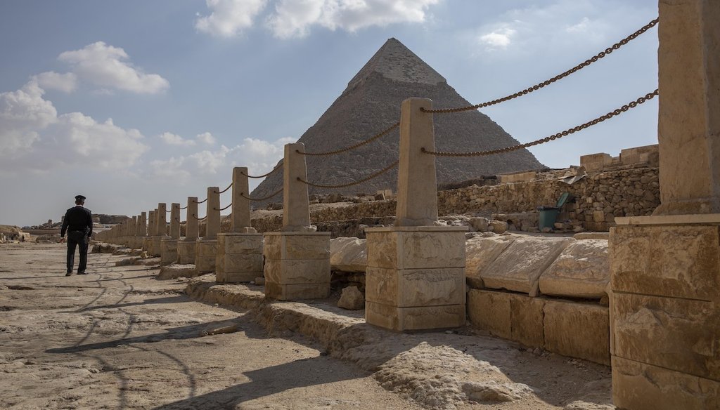 En esta fotografía del 16 de marzo de 2020, un policía camina cerca de la Gran Pirámide vacía, construida por Keops, conocido localmente como Keops en Giza, Egipto. (AP)