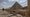 En esta fotografía del 16 de marzo de 2020, un policía camina cerca de la Gran Pirámide vacía, construida por Keops, conocido localmente como Keops en Giza, Egipto. (AP)