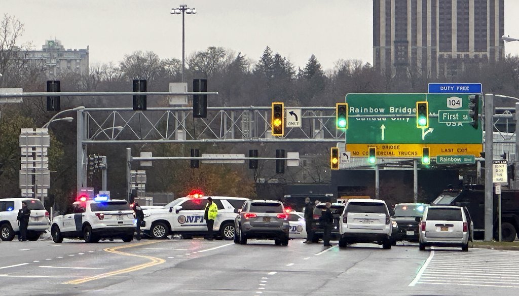 Personal policial bloquea la entrada al cruce fronterizo del puente Rainbow, el 22 de noviembre de 2023 en Niagara Falls, Nueva York. (AP)