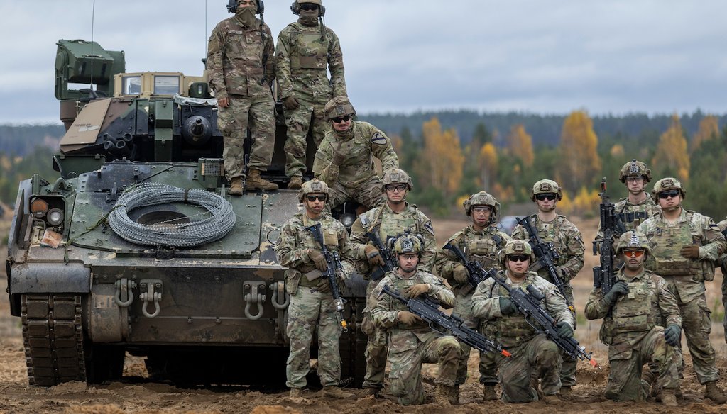 Soldados estadounidenses posan para una foto frente a su vehículo de combate Bradley después del ejercicio militar de fuego real de armas combinadas 'Strong Griffon 2025' en un campo de entrenamiento en Pabrade, Lituania, el 29 de octubre de 2025. (AP)