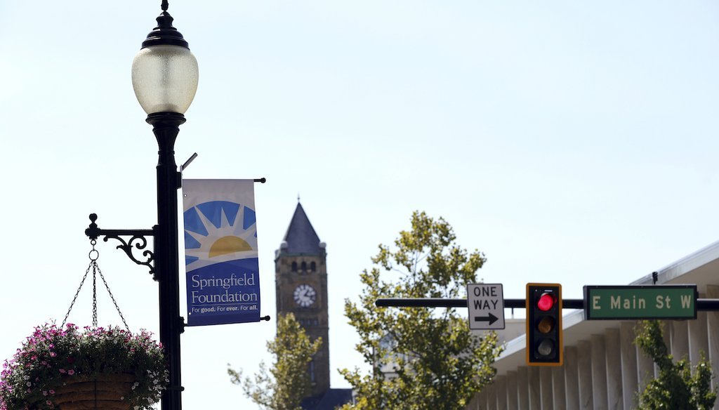 Un cartel cuelga de una farola en la intersección de Main Street y Fountain Avenue en Springfield, Ohio, el 11 de septiembre de 2024. (AP)