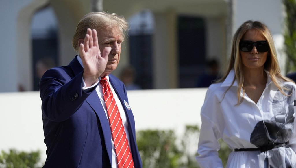 El expresidente Donald Trump y la exprimera dama Melania Trump se van después de votar en las elecciones primarias de Florida el 19 de marzo de 2024, en Palm Beach, Florida. (AP)