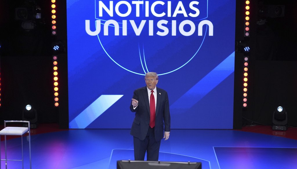 Donald Trump, el expresidente y candidato presidencial republicano, habla durante una audiencia pública de Noticias Univision el 16 de octubre en Doral, Florida. (AP)