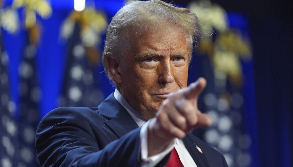 El candidato presidencial republicano Donald Trump llega a una fiesta de seguimiento de la noche electoral en el Centro de Convenciones de Palm Beach, el 6 de noviembre, en West Palm Beach, Florida (AP).